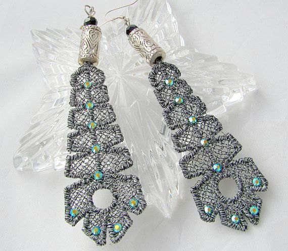 Anita from Texas Tangled Threads black earrings made with SWAROVSKI ELEMENTS