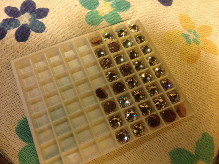 diy-swarovski-crystals-to-shirt-cubs-emblem